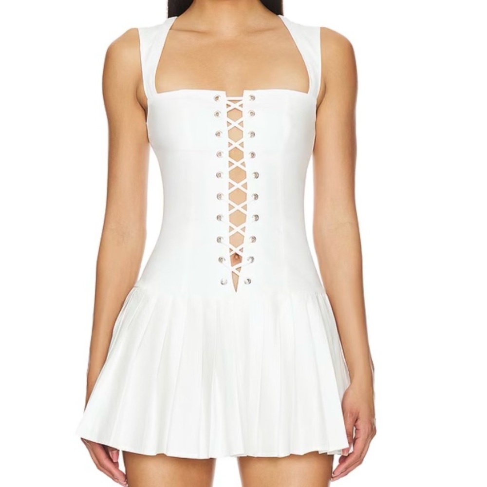 Elegant White Sleeveless Dress